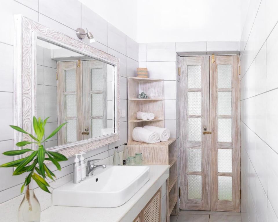 NOMAD BEACH RESORT-guestroom-Guest Room,Bathroom,On-Site.jpg