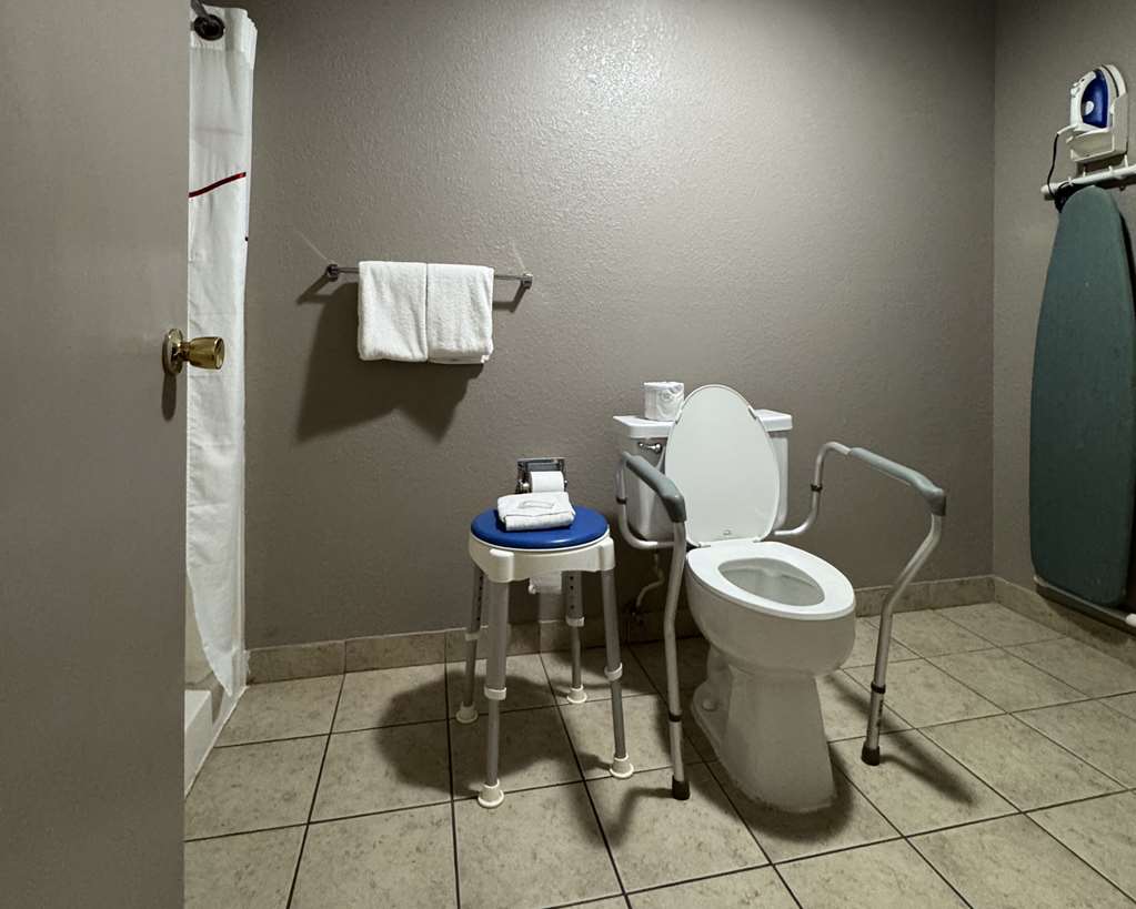 ECONO LODGE CHILDRESS-guestroom-Guest Room,Bathroom,On-Site.jpg