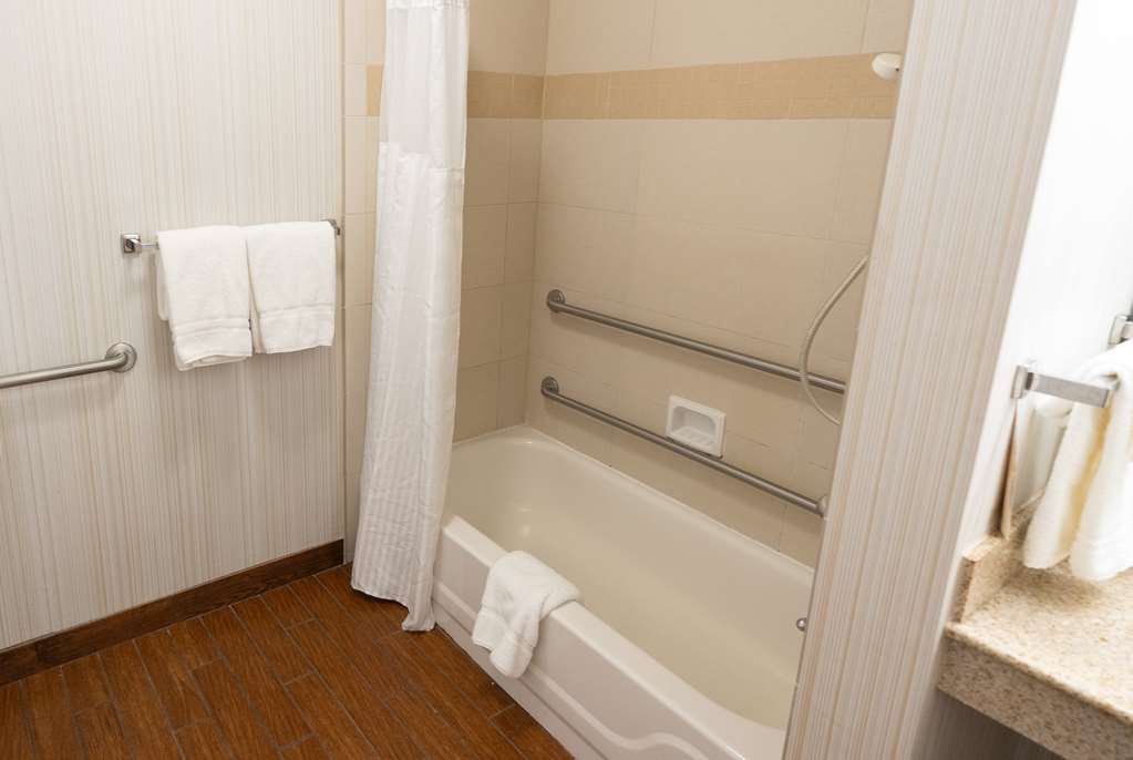 WYNDHAM GARDEN NEW ORLEANS AIRPORT-guestroom-Guest Room,Bathroom,On-Site.jpg