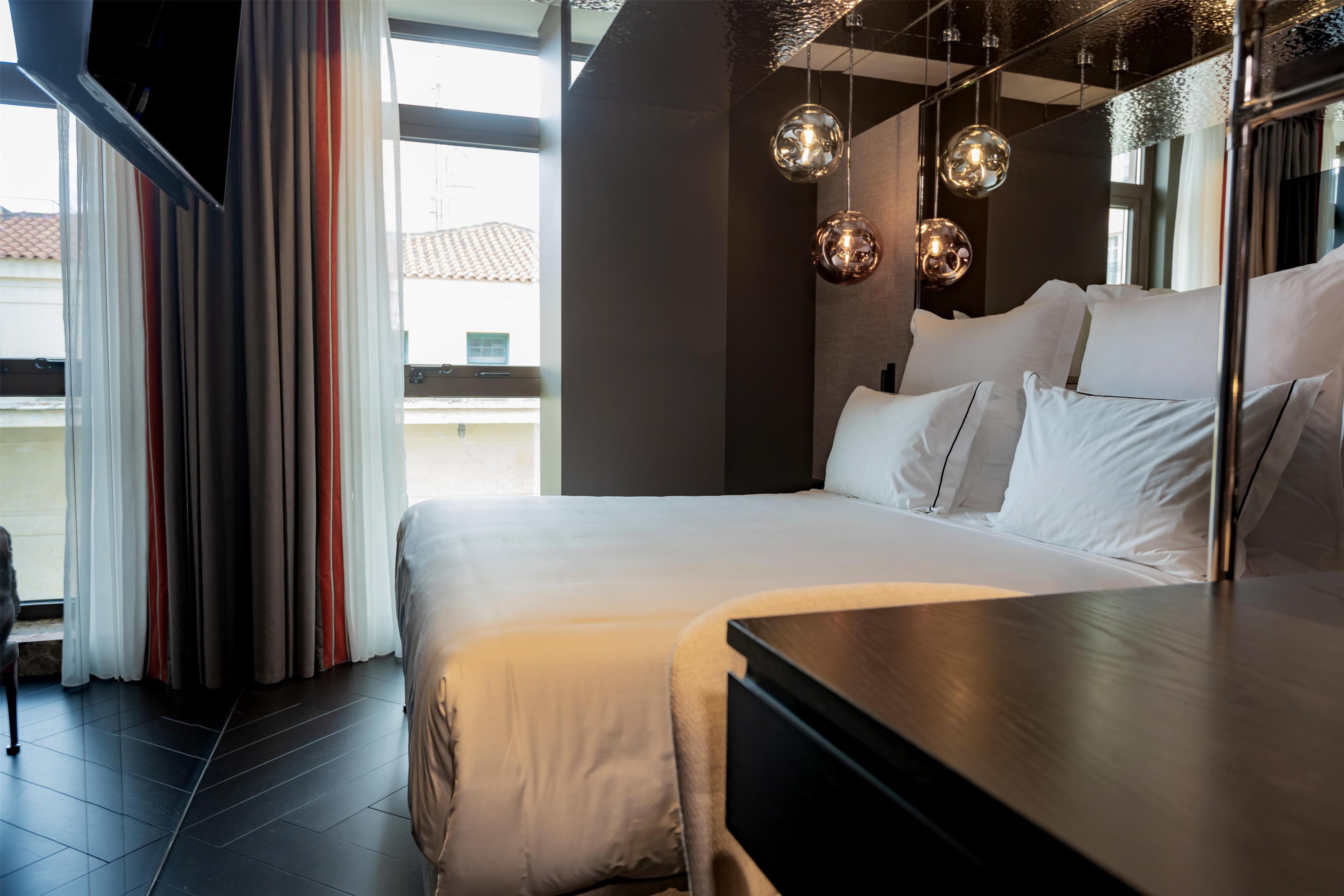 Adia Aluma Athens, Curio Collection by Hilton Room Type - KING GUEST RM-PULLOUT SOFA