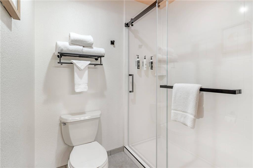 THE SANDMAN SANTA ROSA SONOMA AN AS-guestroom-Guest Room,Bathroom,On-Site.jpg