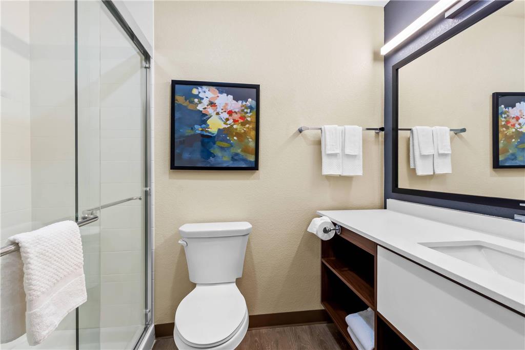 EVERHOME SUITES YUMA EAST I-8-guestroom-Guest Room,Bathroom,On-Site.jpg