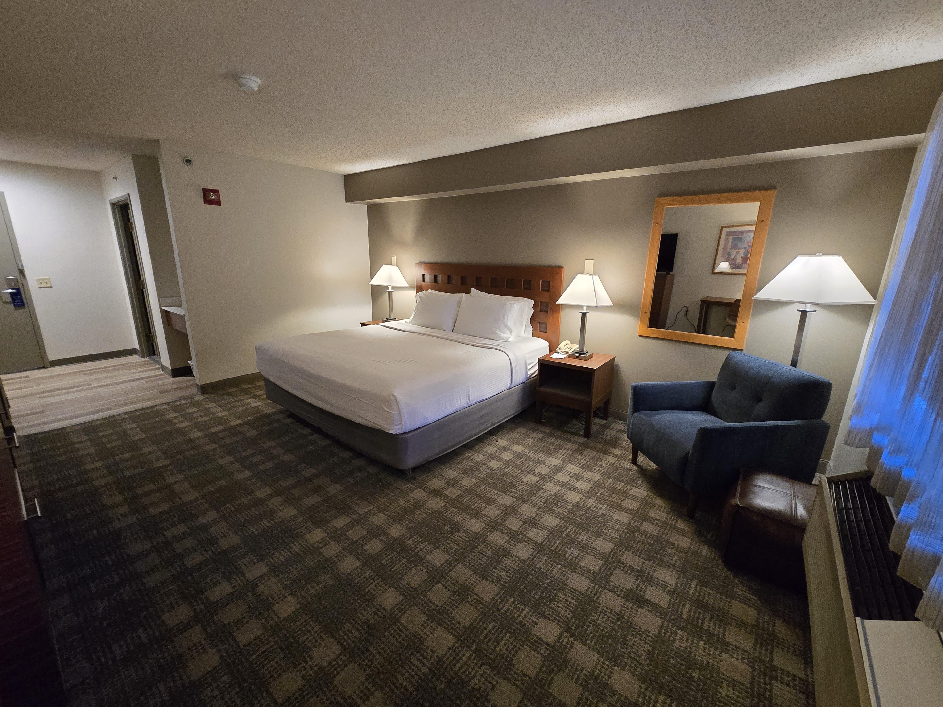 GreenTree Inn Albuquerque Room Type - Accessible - 1 King, Mobility Accessible, Communication Assistance, Roll In Shower, Microwave And Mi GreenTree Inn Albuquerque Room Type - Accessible - 1 King, Mobility Accessible, Communication Assistance, Roll In Shower, Microwave And Mi