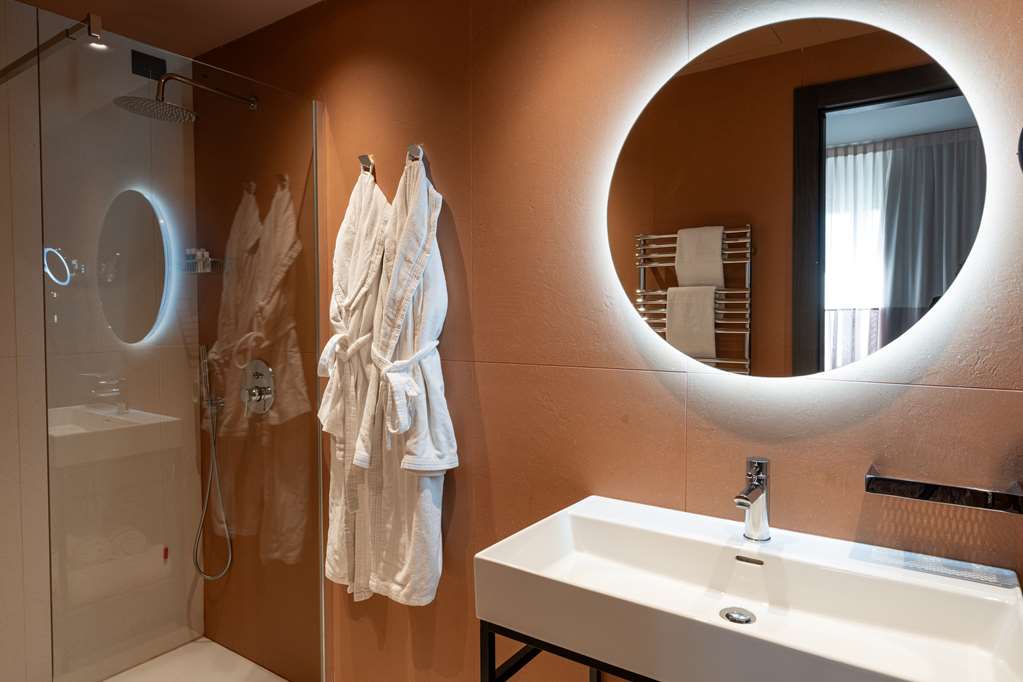 BLEIS HOTEL-guestroom-Guest Room,Bathroom,On-Site.jpg
