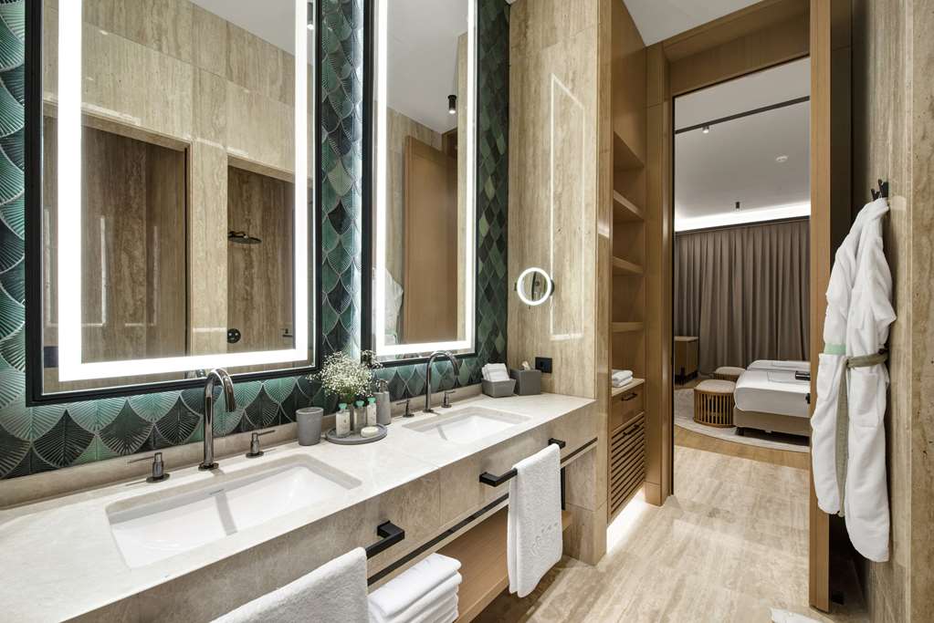 REGNUM THE CROWN-guestroom-Guest Room,Bathroom,Suite,On-Site.jpg