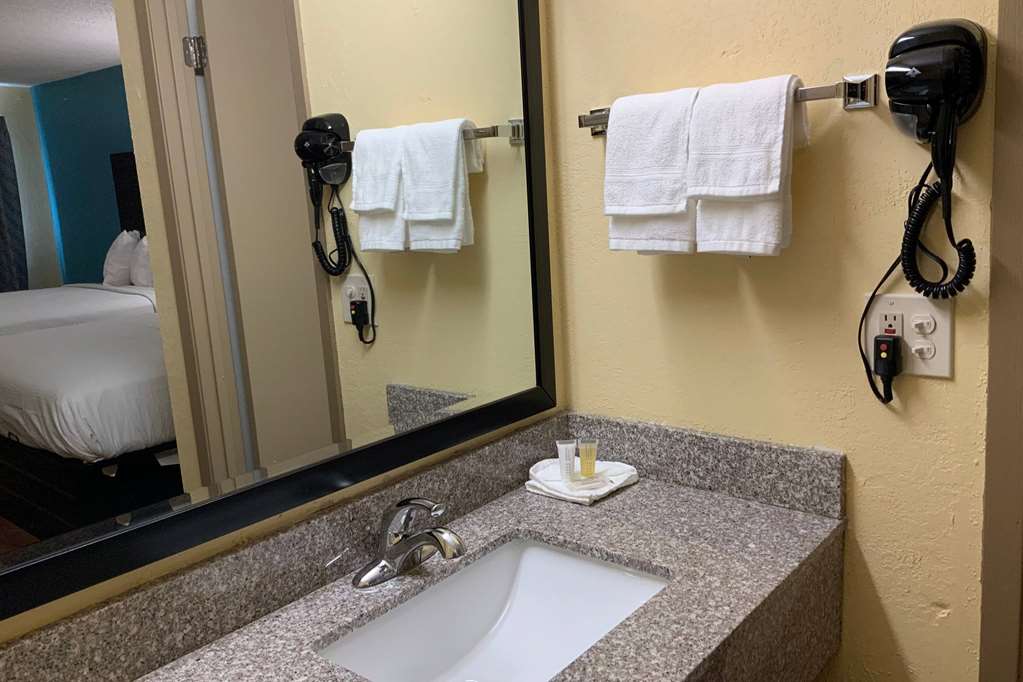 DAYS INN BY WYNDHAM TROY IL-guestroom-Guest Room,Bathroom,On-Site.jpg