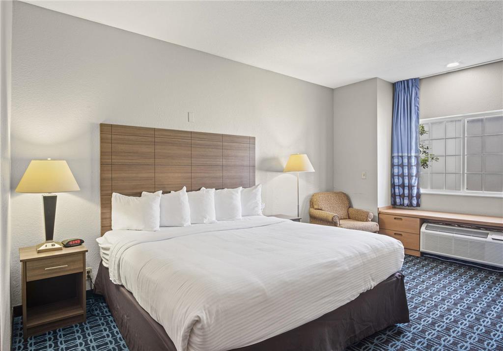 Sonesta Essential Blue Springs-guestroom-Guest Room,On-Site.jpg