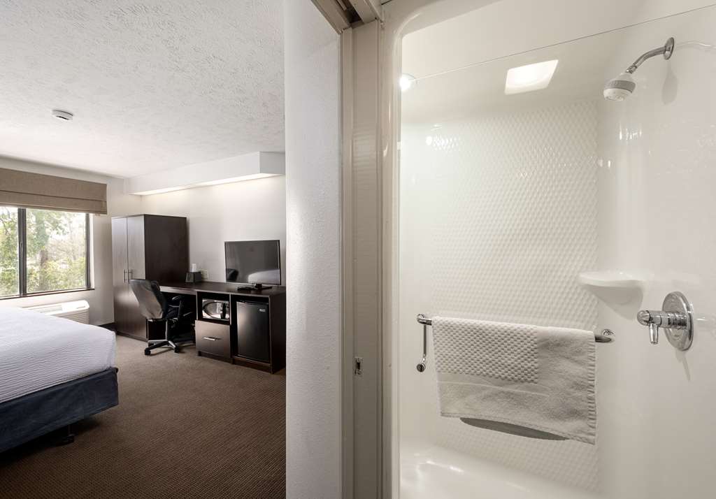 SureStay by Best Western Summerville Flowertown-guestroom-Guest Room,Bathroom,On-Site.jpg