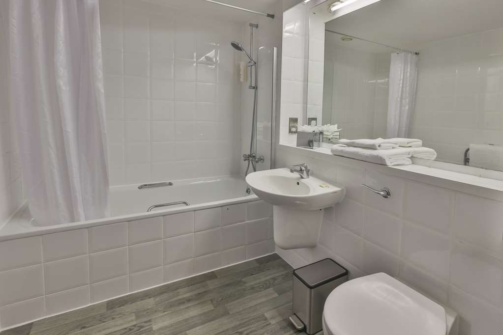 Best Western Sheffield City Hotel-guestroom-Guest Room,Bathroom,On-Site.jpg