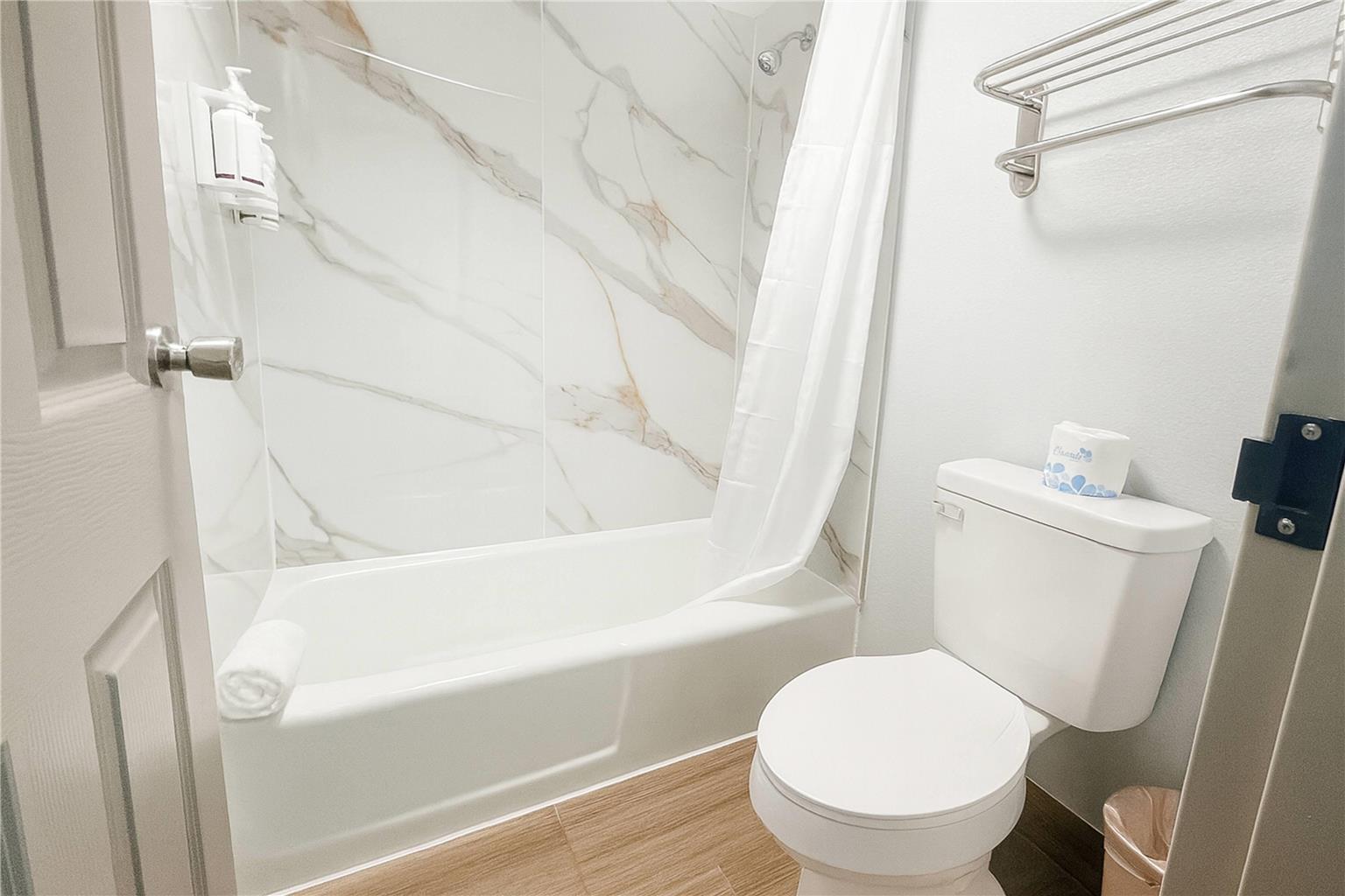 BAYMONT BY WYNDHAM FAYETTEVILLE-guestroom-Guest Room,Bathroom,On-Site.jpg