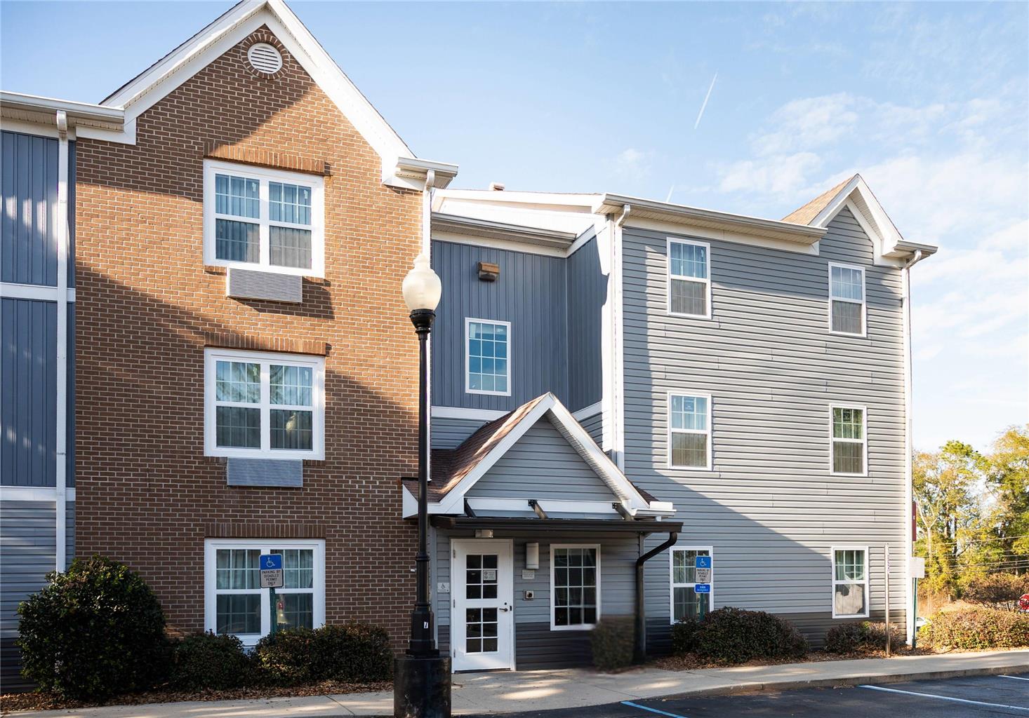 Alluxsuites at 1876,an Ascend Collection