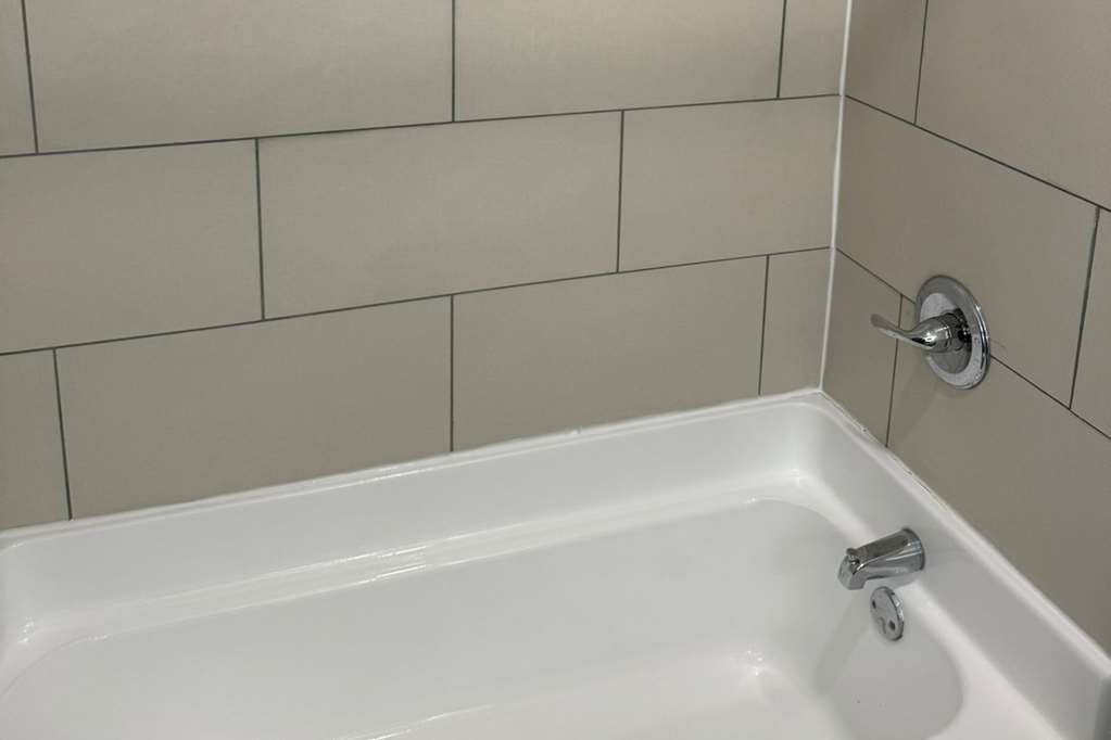 SUBURBAN STUDIOS FAIRBORN - DAYTON-guestroom-Guest Room,Bathroom,On-Site.jpg