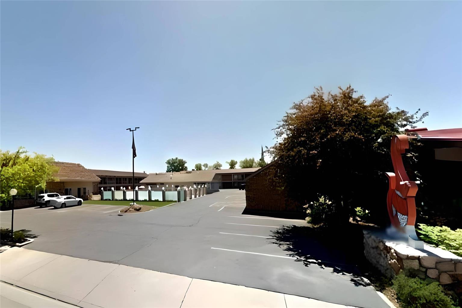 Econo Lodge Inn & Suites