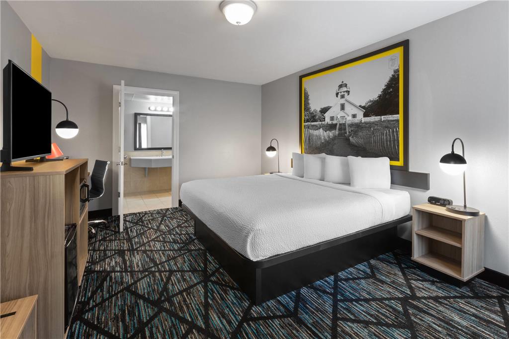 SUPER 8 BY WYNDHAM TRAVERSE CITY-guestroom-Guest Room,On-Site.jpg