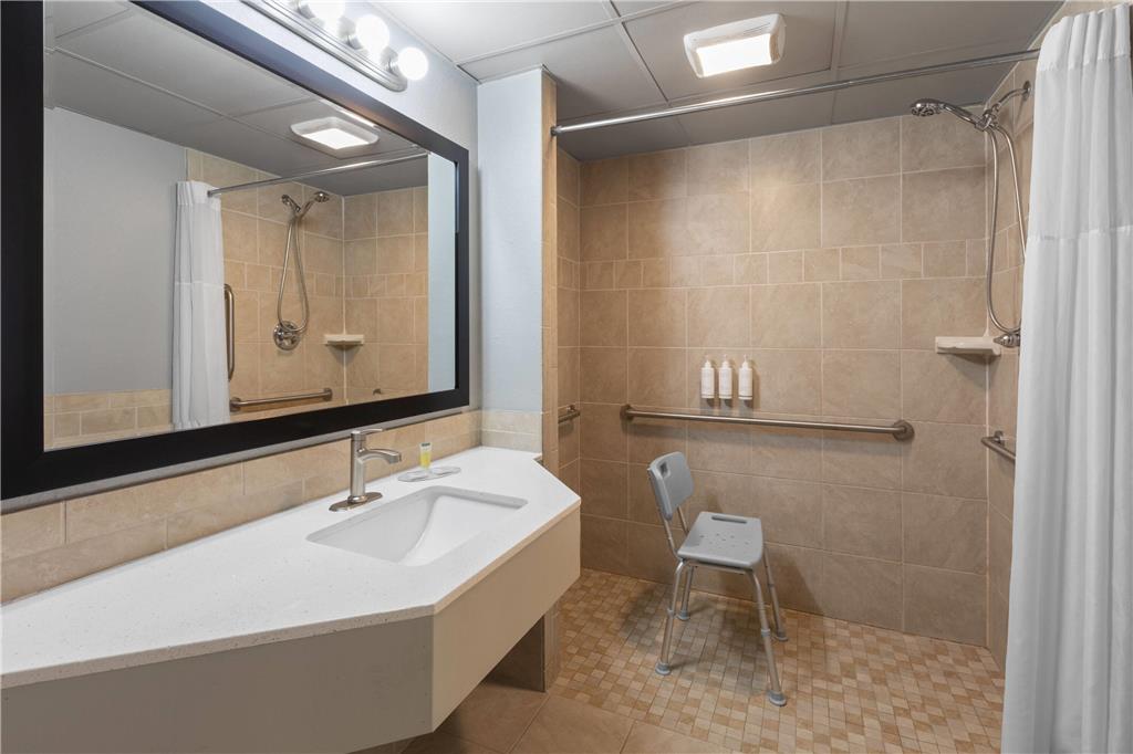 SUPER 8 BY WYNDHAM TRAVERSE CITY-guestroom-Guest Room,Bathroom,Shower,Accessibility,On-Site.jpg
