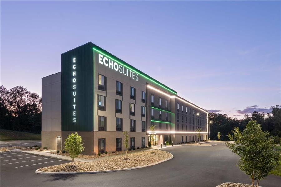 On-Site,Outdoor/Exterior,Dusk/Sunset,Exterior View of Building