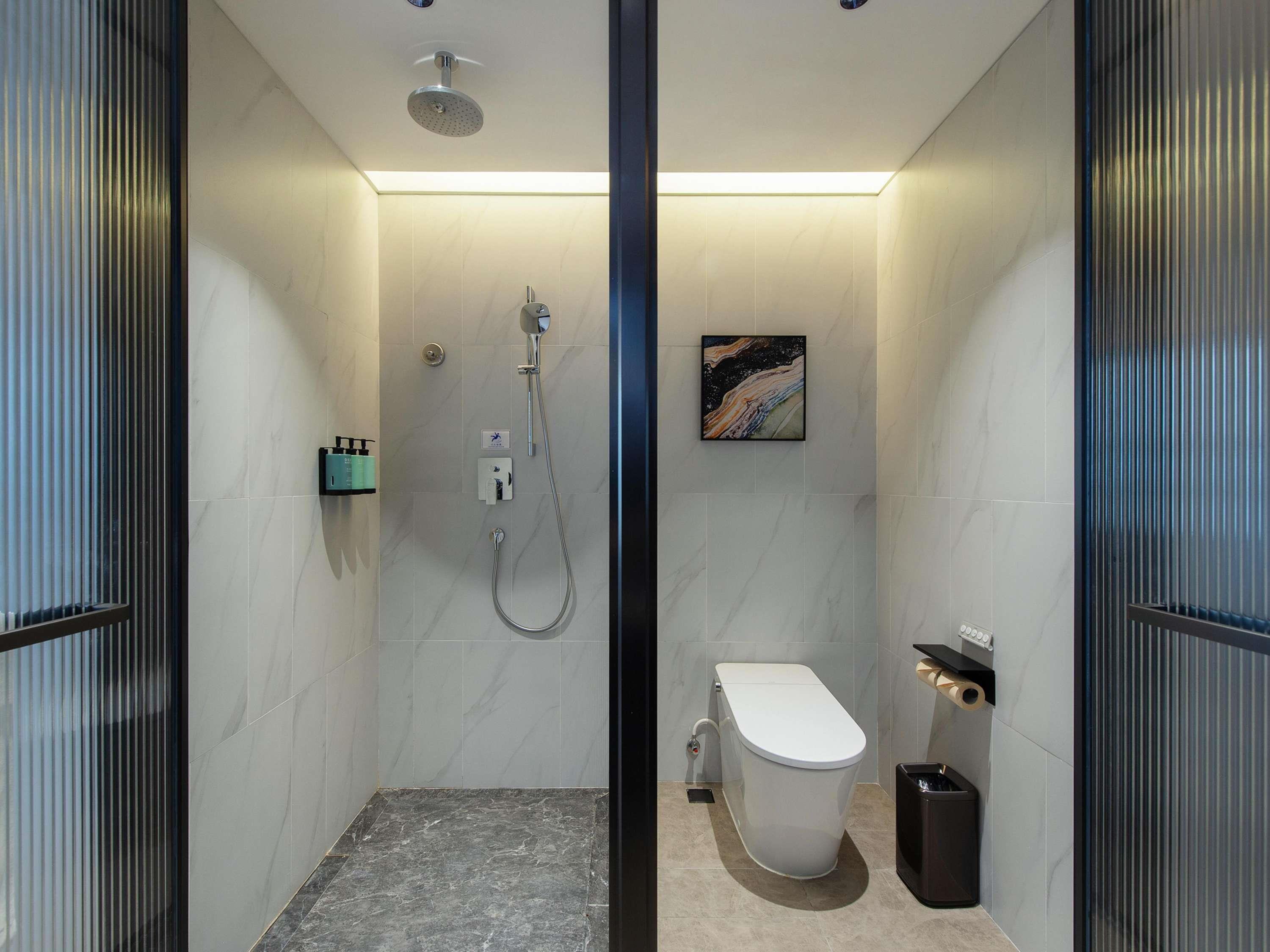Novotel Shanghai Lingang Room Type - Deluxe Room with One King-size Bed and Lake View