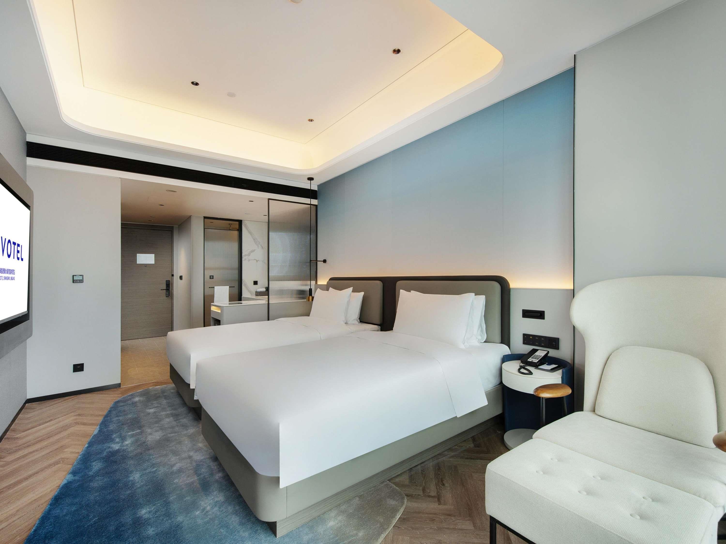 Novotel Shanghai Lingang Room Type - Deluxe Room with Two Single Beds and Lake View