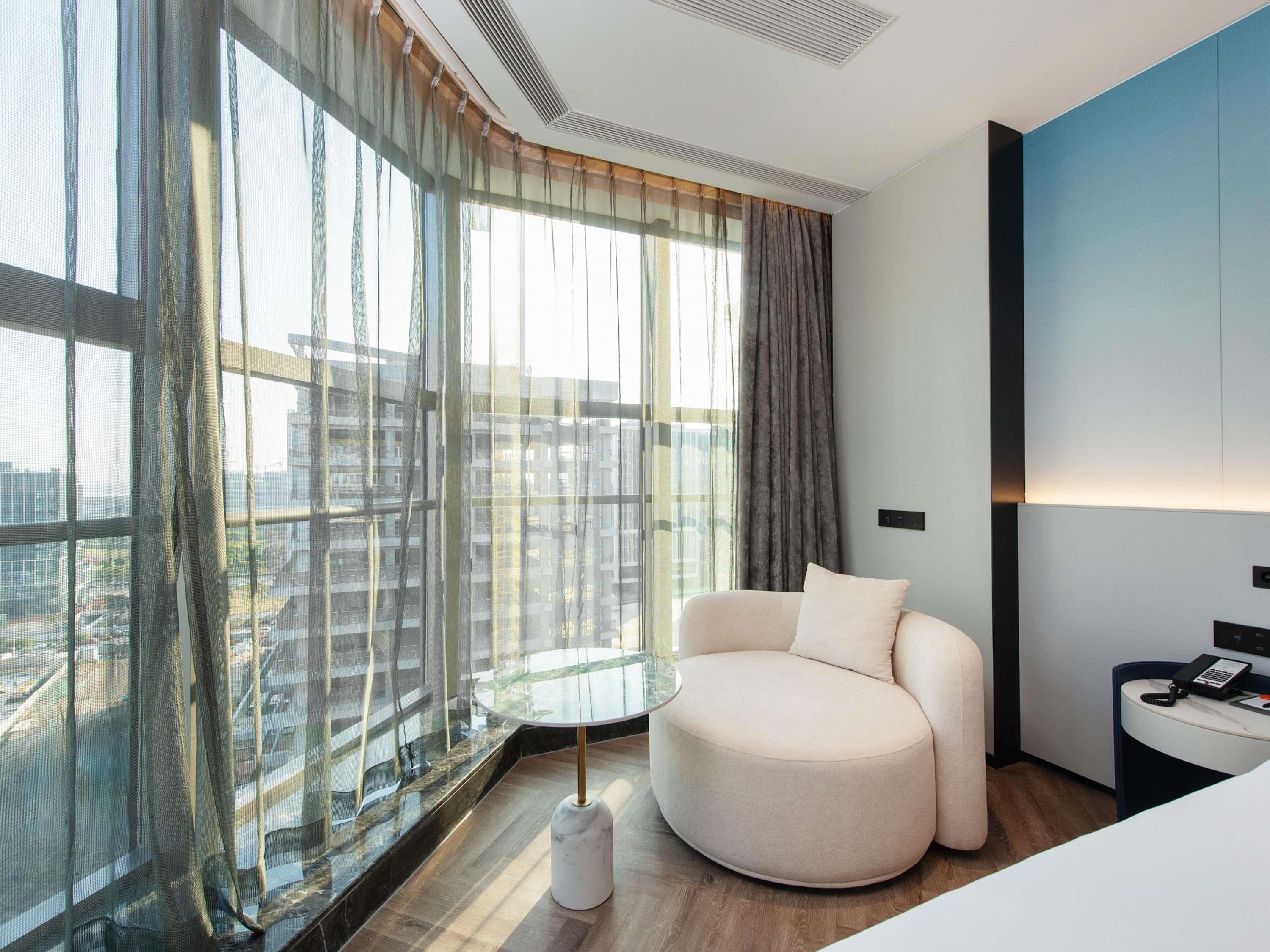 Novotel Shanghai Lingang Room Type - Superior Room with One King-size Bed