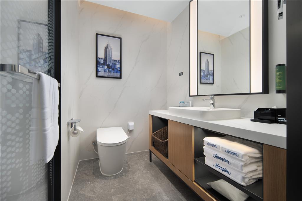 HAMPTON QINGDAO LAOSHAN SHILAOREN-guestroom-Guest Room,Bathroom,On-Site.jpg