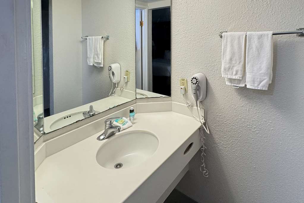 RODEWAY INN-guestroom-Guest Room,Bathroom,On-Site.jpg