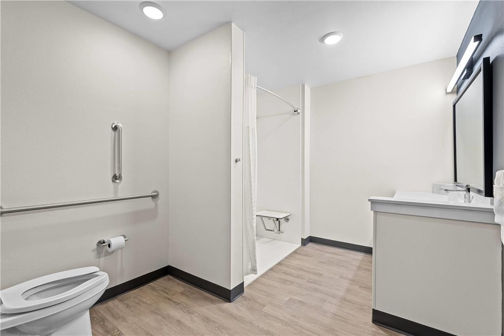 EVERHOME SUITES BROWNSVILLE-guestroom-Guest Room,Bathroom,On-Site.jpg