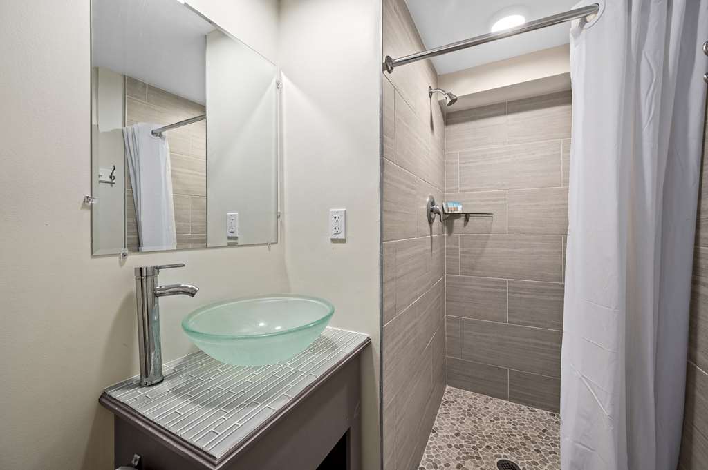 MADISON BEACH MOTEL-guestroom-Guest Room,Bathroom,Suite,On-Site.jpg