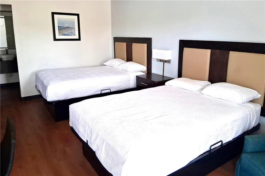 BAYMONT BY WYNDHAM METTER-guestroom-Guest Room,On-Site.jpg