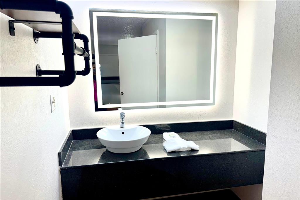 BAYMONT BY WYNDHAM METTER-guestroom-Guest Room,Bathroom,On-Site.jpg