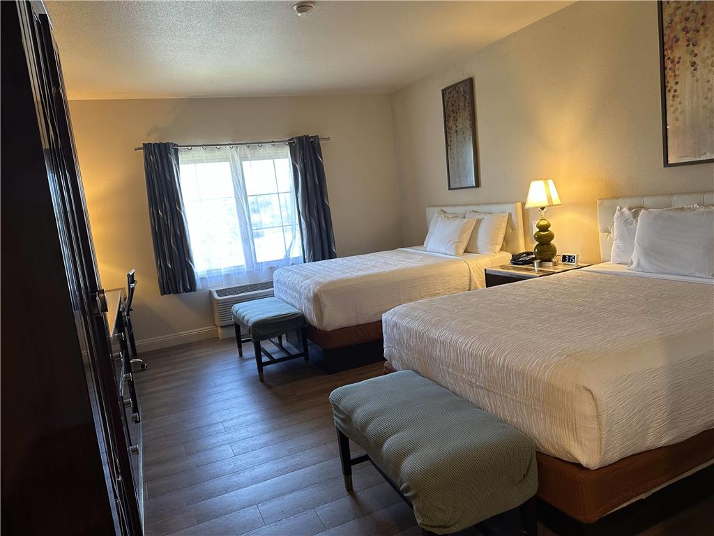 ROCKLIN PARK HOTEL TRADEMARK-guestroom-Guest Room,On-Site.jpg