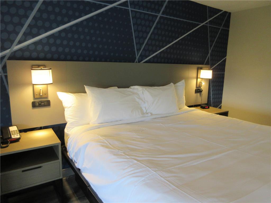 COMFORT INN AND SUITES SPRINGFIELD-guestroom-Guest Room,On-Site.jpg