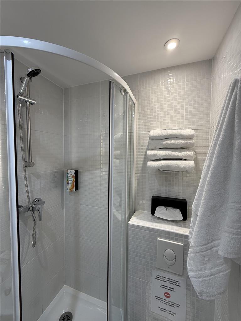 Sure Hotel by Best Western Valence Nord-guestroom-Guest Room,Bathroom,On-Site.jpg