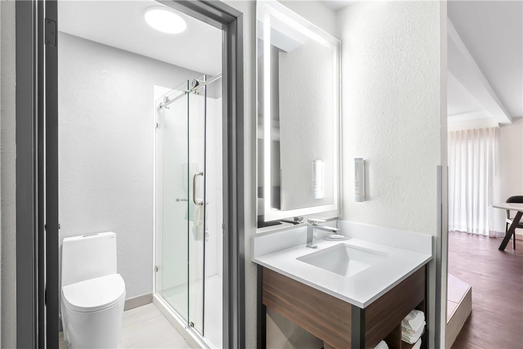 CLARION POINTE SHREVEPORT-guestroom-Guest Room,Bathroom,On-Site.jpg
