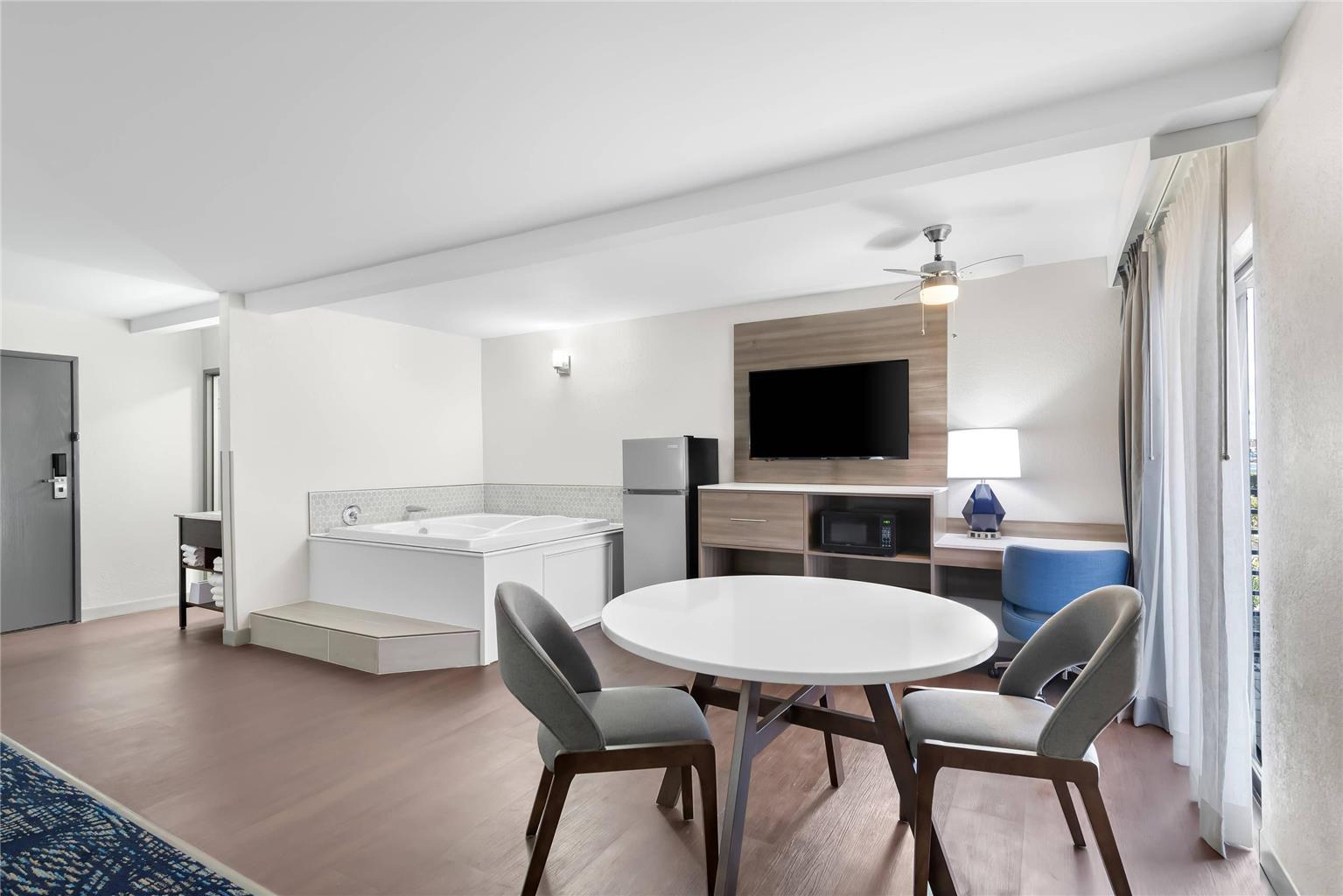 CLARION POINTE SHREVEPORT-guestroom-Guest Room,Suite,On-Site.jpg