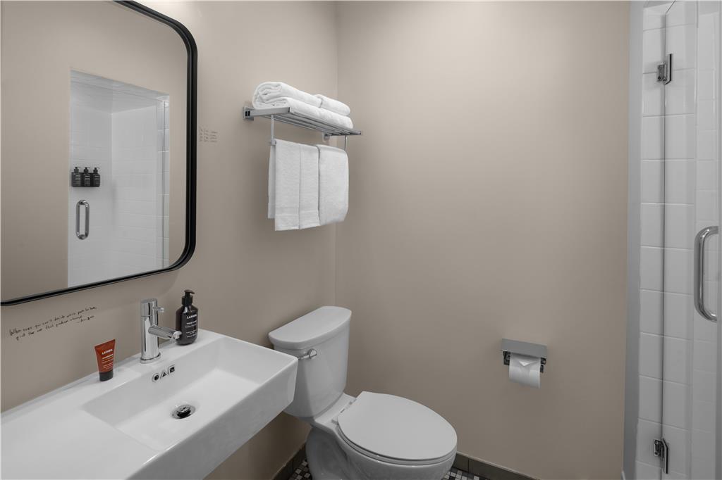 EVO Tahoe City-guestroom-Guest Room,Bathroom,On-Site.jpg