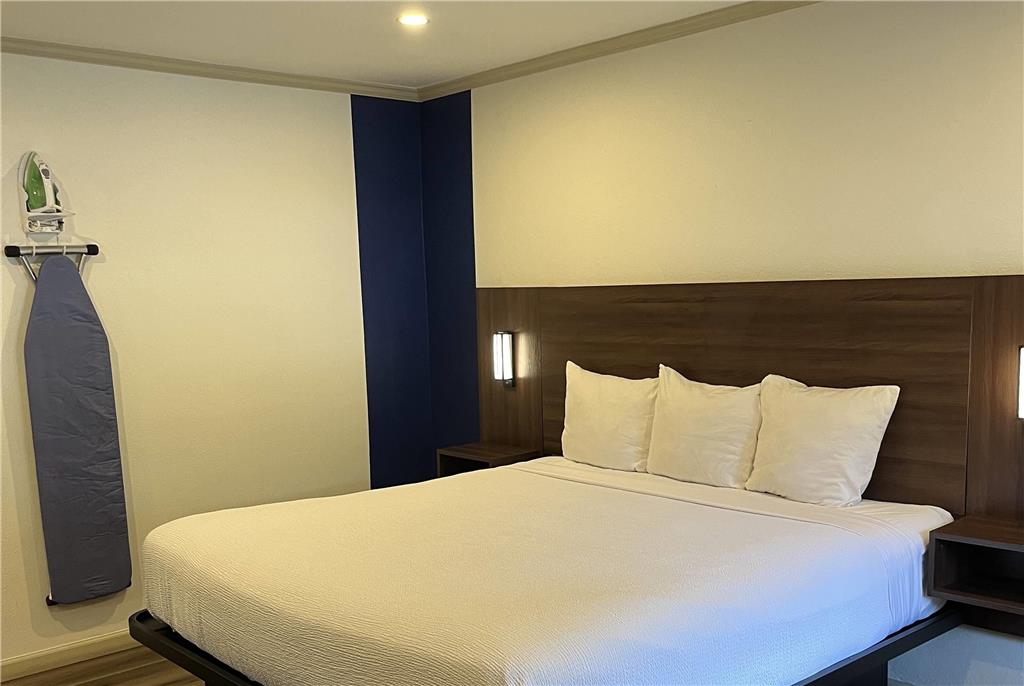 TRAVELODGE BY WYNDHAM BAINBRIDGE-guestroom-Guest Room,On-Site.jpg