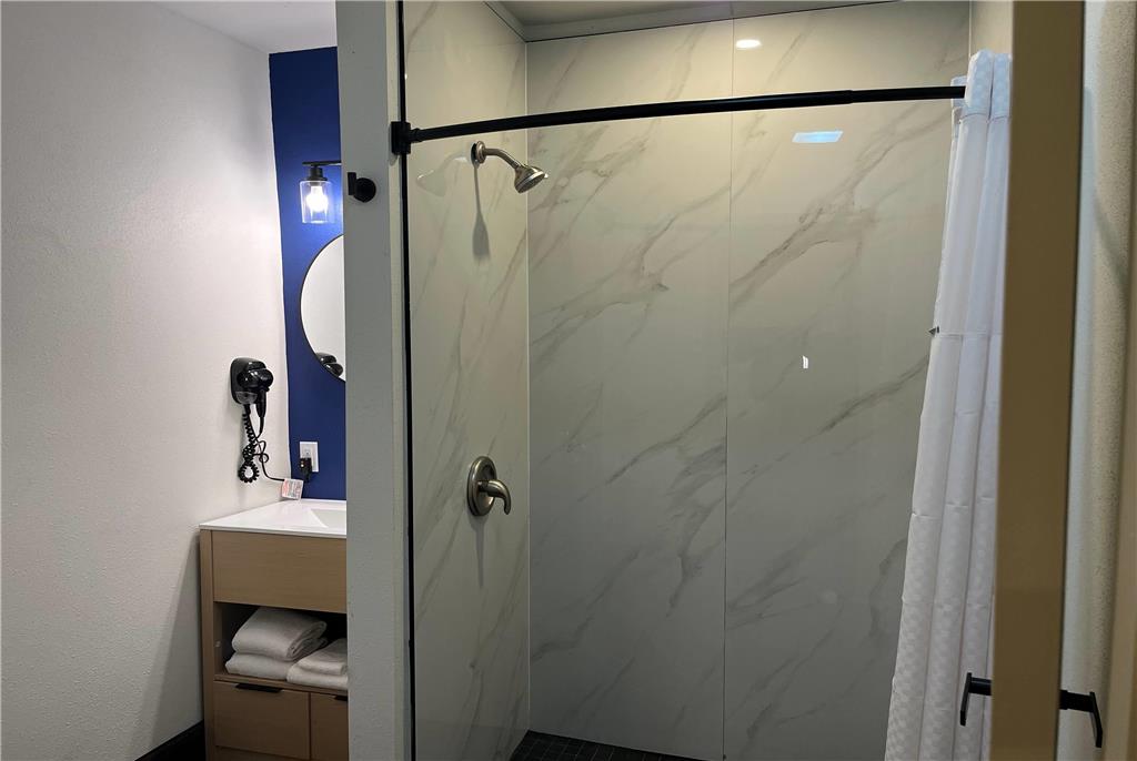 TRAVELODGE BY WYNDHAM BAINBRIDGE-guestroom-Guest Room,Bathroom,On-Site.jpg
