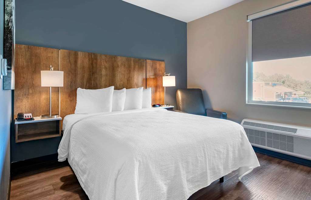 EXTENDED STAY AMERICA PREMIER-guestroom-Guest Room,On-Site.jpg