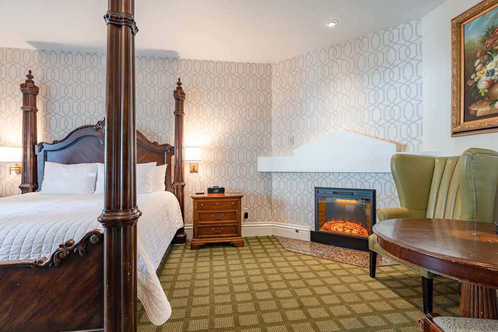 The Bergson, BW Signature Collection-guestroom-Guest Room,On-Site.jpg