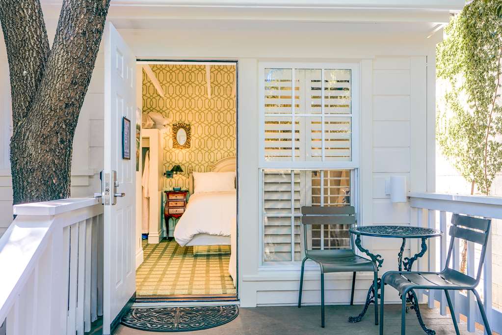 The Bergson, BW Signature Collection-guestroom-Guest Room,Guest Room Amenity,On-Site.jpg
