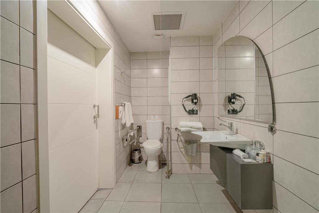 Best Western Izmir Hotel-guestroom-Guest Room,Bathroom,Accessibility,On-Site.jpg