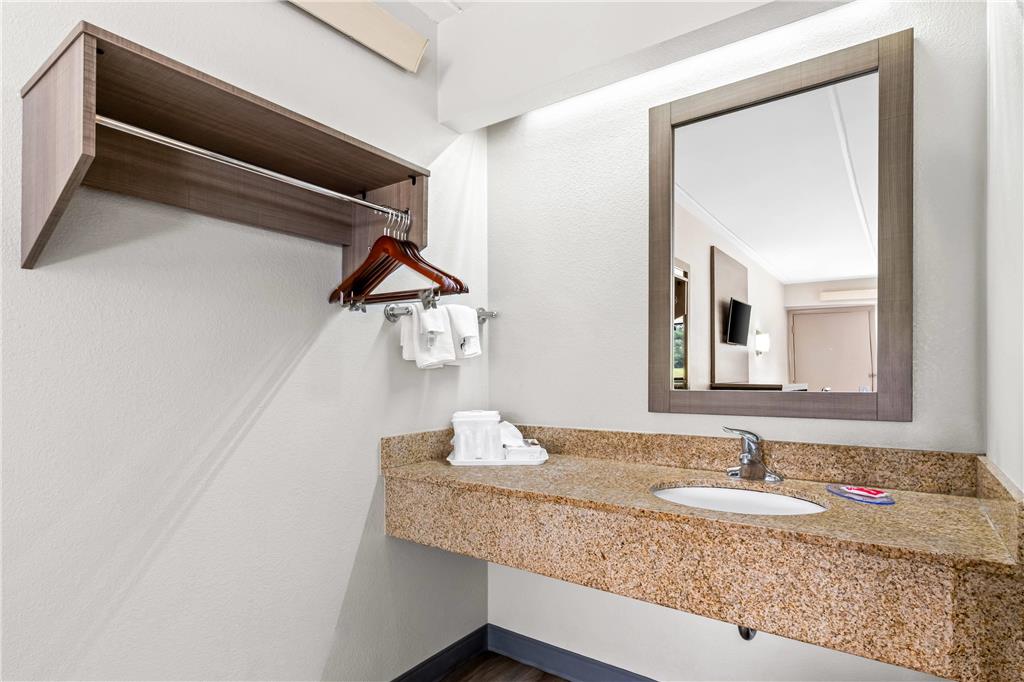 ECONO LODGE HICKORY-guestroom-Guest Room,Bathroom,On-Site.jpg