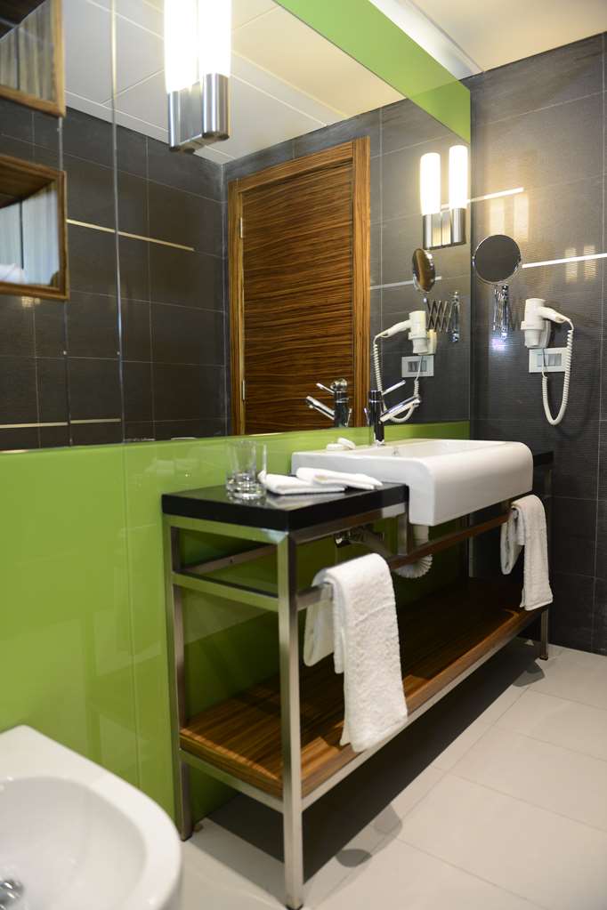 WARWICK STONE 55 HOTEL-guestroom-Guest Room,Bathroom,On-Site.jpg