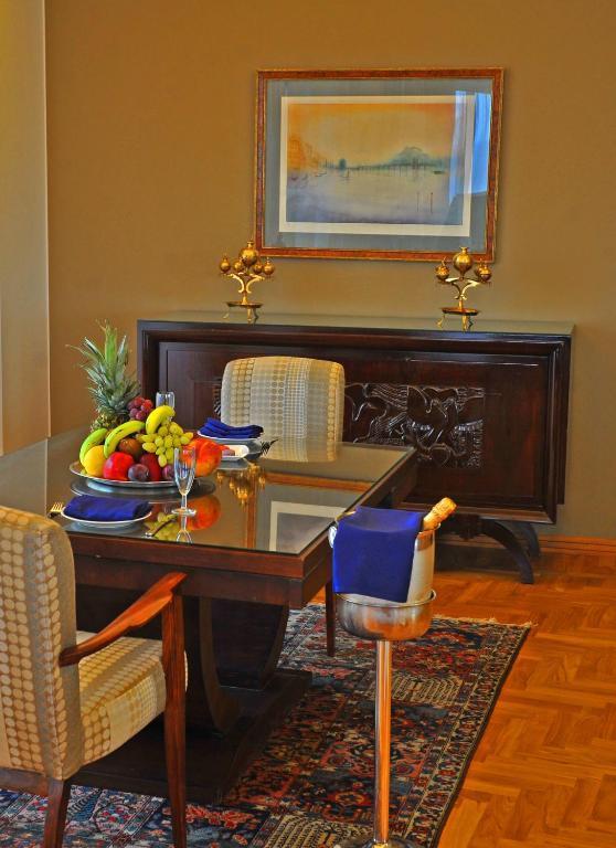 WARWICK PALM BEACH-guestroom-Guest Room,Suite,On-Site.jpg
