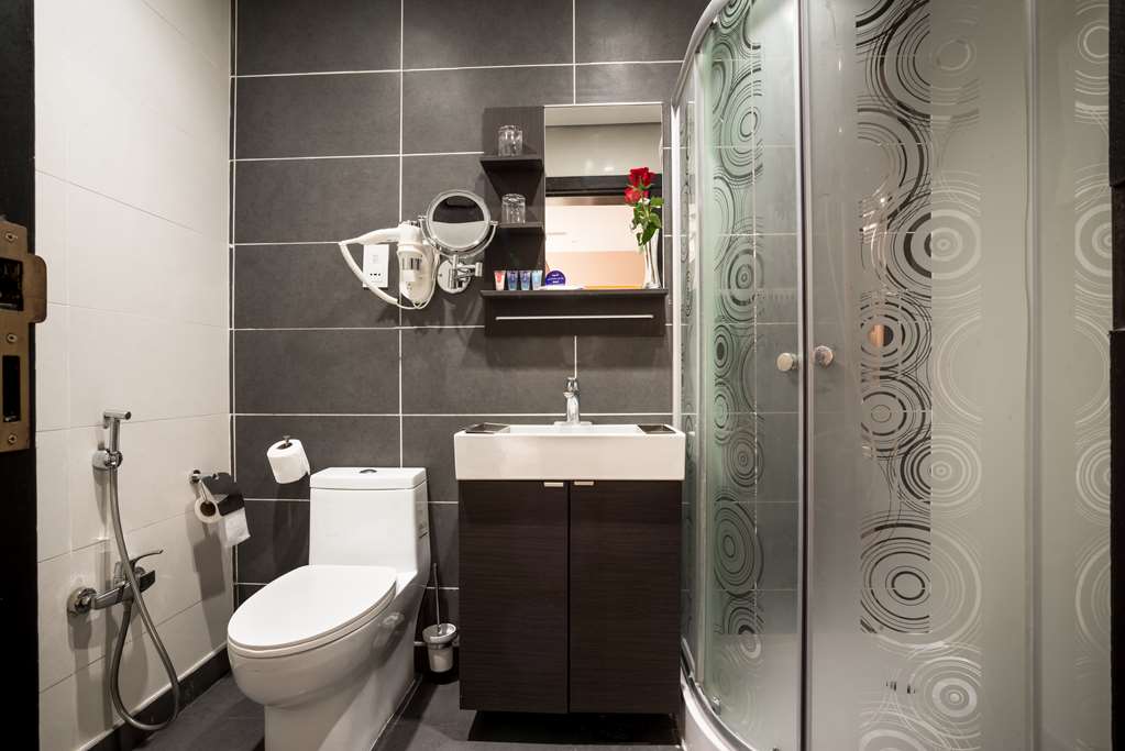 NAVITI BY WARWICK DAMMAM-guestroom-Guest Room,Bathroom,On-Site.jpg