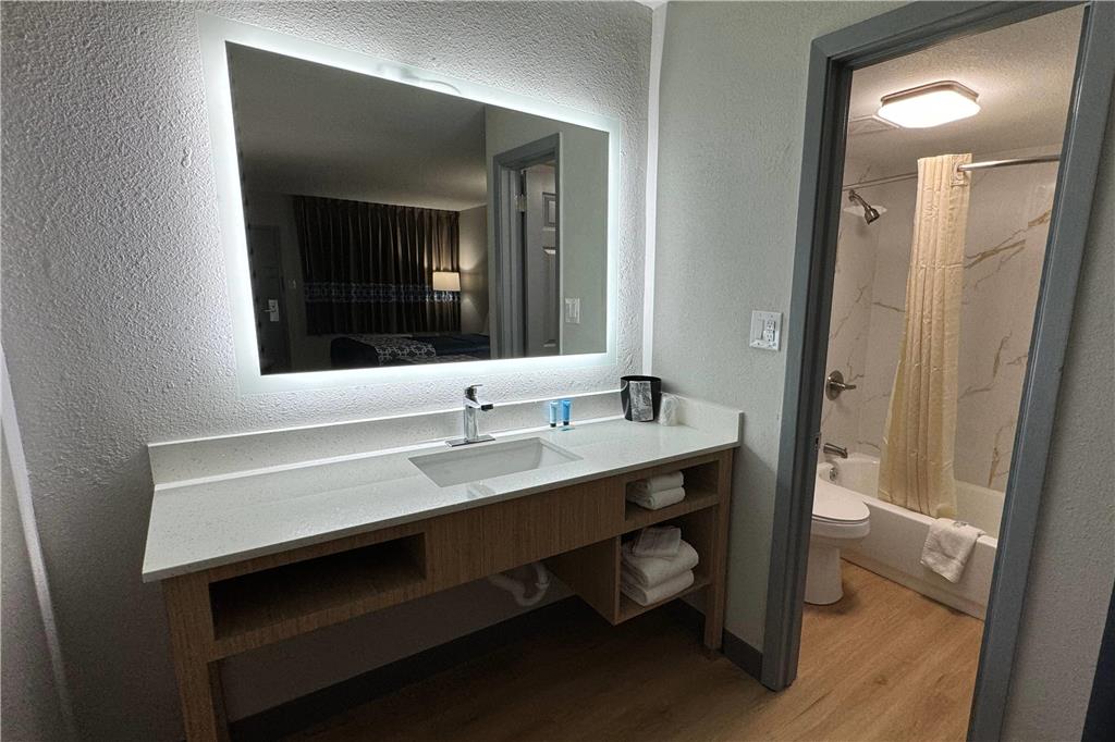 TRAVELODGE BY WYNDHAM GAINESVILLE-guestroom-Guest Room,Bathroom,On-Site.jpg