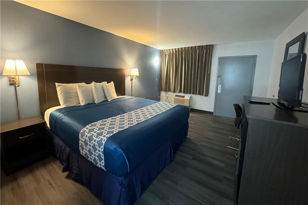 TRAVELODGE BY WYNDHAM GAINESVILLE-guestroom-Guest Room,On-Site.jpg
