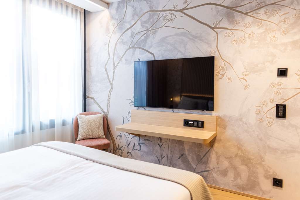 HOTEL DES INNOVATIONS-guestroom-Guest Room,On-Site.jpg