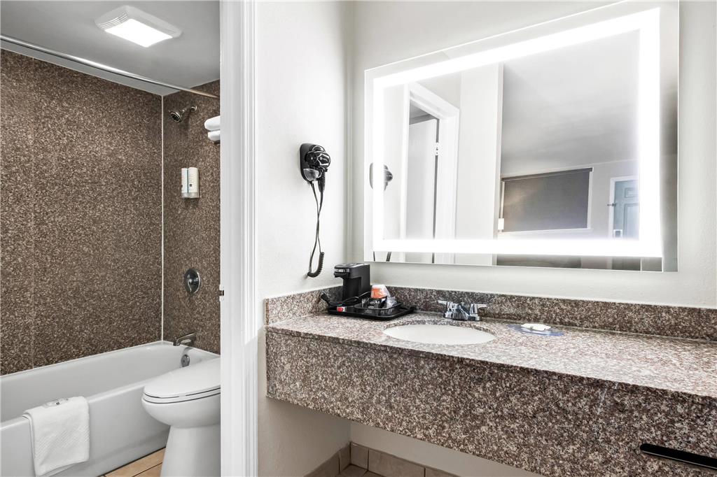 QUALITY INN HARVEY - NEW ORLEANS-guestroom-Guest Room,Bathroom,On-Site.jpg
