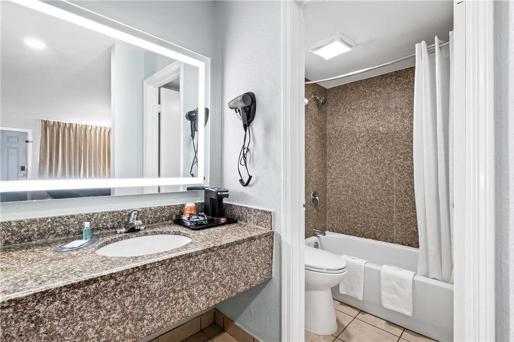 SUBURBAN STUDIOS HARVEY - NEW ORLEA-guestroom-Guest Room,Bathroom,On-Site.jpg